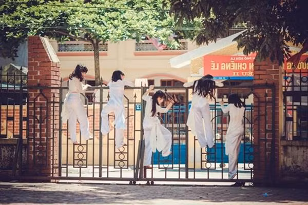 Việc trèo tường trốn tiết hay đi học muộn là những hành động thường chỉ thấy ở các nam sinh. Tuy nhiên, các nữ sinh Việt cũng có những khoảnh khắc vô cùng bá đạo khi chơi "môn thể thao mạo hiểm" này và đã để lại cho dân mạng những pha cười ngả nghiêng.
