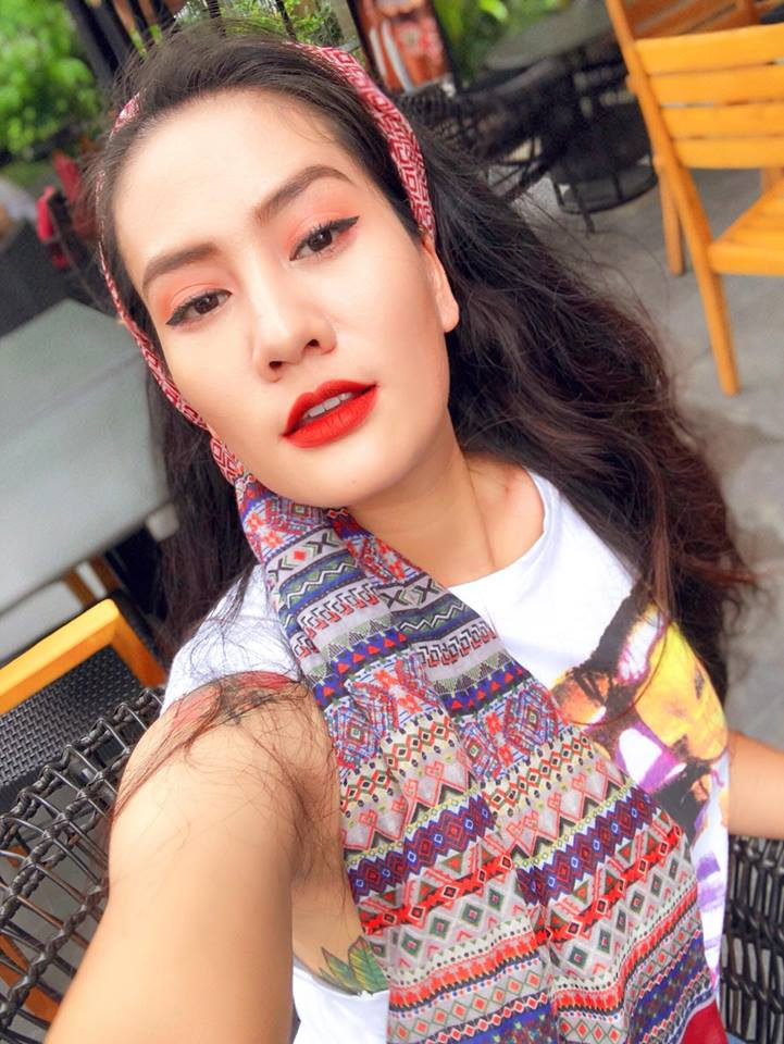 Tuy nhiên, nữ diễn viên 8X này cũng trần tình rằng: "Bên cạnh những bạn có thiện trí kết bạn thì cũng có không ít người cho rằng mình dàn dựng để kiếm sự nổi tiếng. Nhưng mình xin khẳng định lại, đó chỉ là vô tình chứ hoàn toàn không có ý đồ dàn dựng gì cả".