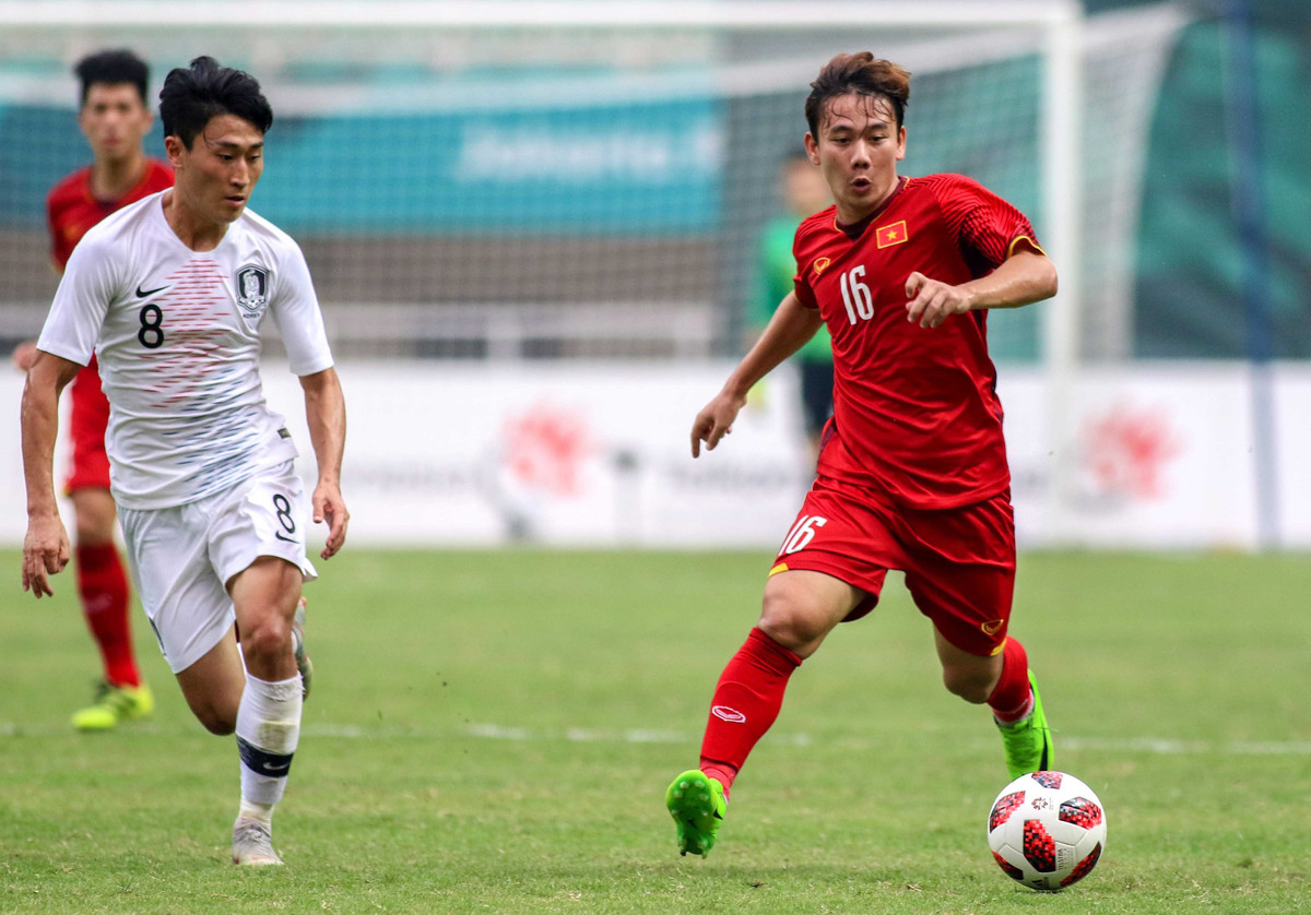 Theo tìm hiểu, nhà Minh Vương có hoàn cảnh khá khó khăn khi bố mất sớm, đúng vào thời điểm Vương đang theo học lớp năng khiếu bóng đá. Một mình mẹ Vương làm ruộng nuôi con.