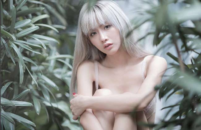 Sau khi những bức ảnh đầu tiên của Lookgade Chadaporn được đăng tải trên mạng xã hội, nó đã mang đến hiệu ứng tốt khi nhận được những lời khen từ dư luận.