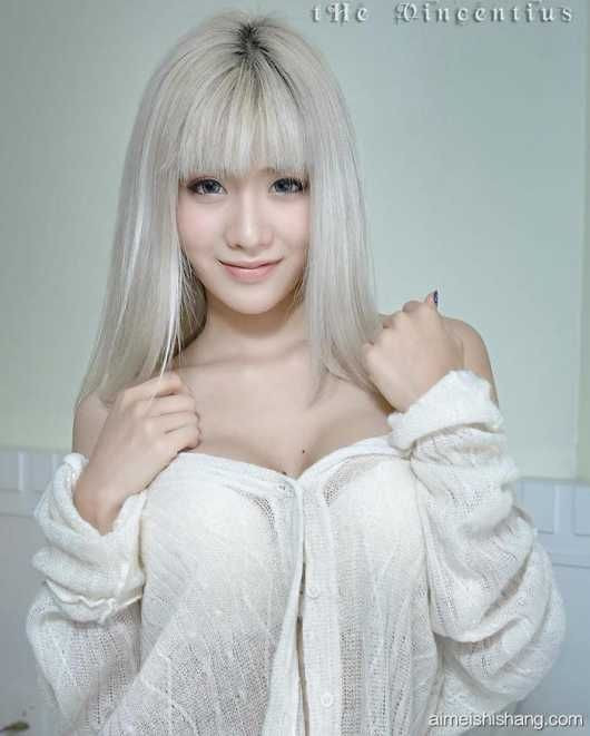 Nổi tiếng với vai trò hot girl, tuy nhiên, Lookgade Chadaporn nhanh chóng lột xác và có bước phát triển lớn hơn trong sự nghiệp khi tung ra những shoot hình với vòng 1 cực khủng.