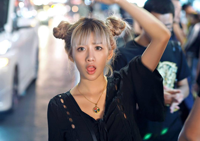 Đặc biệt, làn da trắng mịn cùng màu tóc bạch kim càng khiến hot girl xứ Chùa Vàng nổi bật hơn trong mắt người xem.