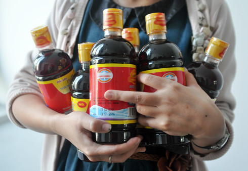 Từng có rất nhiều những câu chuyện dở khóc, dở cười với việc thưởng Tết bằng hiện vật được dân mạng sưu tầm và đăng tải rộng rãi trên mạng xã hội.