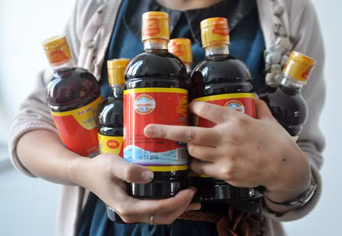 Từng có rất nhiều những câu chuyện dở khóc, dở cười với việc thưởng Tết bằng hiện vật được dân mạng sưu tầm và đăng tải rộng rãi trên mạng xã hội.