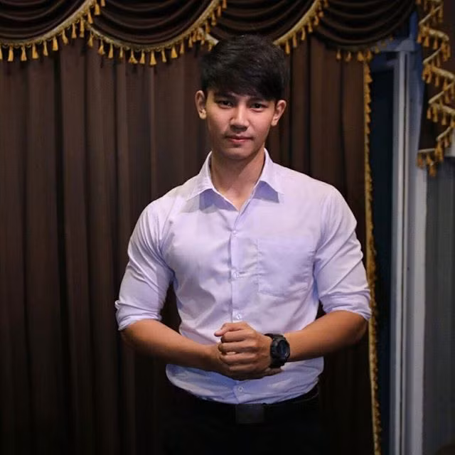 Thời gian vừa qua, các thầy giáo trẻ điển trai liên tục được các cư dân mạng đưa "lên sóng" khiến dân tình xôn xao bàn luận và dành tặng vô số lời khen. Mới đây, một giáo viên thể chất tại Thái Lan lại trở thành tâm điểm chú ý nhờ độ đẹp trai "vô đối" và cơ thể cực chuẩn của mình. Ảnh trong bài: Thainews