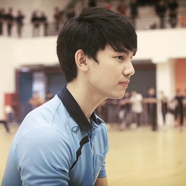 Theo tìm hiểu của cư dân mạng, giáo viên thể chất bỗng chốc nổi tiếng trên mạng xã hội này có tên Kosher, hiện phụ trách bộ môn thể dục của một trường trung học phổ thông tại Băng Cốc, Thái Lan.