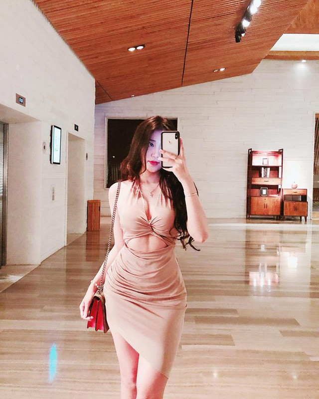 Tuy là em út nhưng Hồ Ngọc Ý Nhi sinh năm 1999, là nữ sinh ĐH Ngoại ngữ TP HCM lại được chú ý hơn cả nhờ nhờ nhan sắc vượt trội.