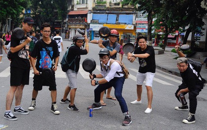  Phố đi bộ Hồ Gươm bắt đầu hoạt động từ ngày 2/9/2016, qua thời gian hơn 1 năm, không gian đi bộ này trở thành điểm vui chơi cuối tuần của người dân Thủ đô. Cũng chính tại địa điểm này, đã có rất nhiều trào lưu được giới trẻ nghĩ ra mà điển hình như cầm chảo chạy quanh phố đi bộ.