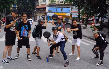 Phố đi bộ Hồ Gươm bắt đầu hoạt động từ ngày 2/9/2016, qua thời gian hơn 1 năm, không gian đi bộ này trở thành điểm vui chơi cuối tuần của người dân Thủ đô. Cũng chính tại địa điểm này, đã có rất nhiều trào lưu được giới trẻ nghĩ ra mà điển hình như cầm chảo chạy quanh phố đi bộ.