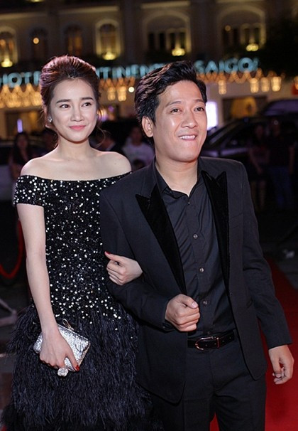 Bên cạnh những fans tỏ ra vui mừng và khẳng định đây là một cái kết viên mãn giữa Trường Giang, Nhã Phương sau nhiều sóng gió thì cũng không ít người đã phản đối chuyện tình này. Lý do được đưa ra là vì nam danh hài xứ Quảng đã từng dính quá nhiều ồn ào về tình cảm với các bóng hồng trong làng giải trí Việt.