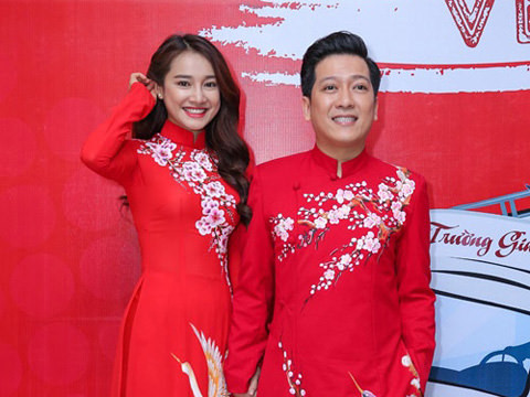 Trước đó Nam Em cũng từng khiến cộng đồng mạng dậy sóng khi lên tiếng "phanh phui" chuyện tình hơn 30 ngày của mình với Trường Giang. Người đẹp này cho biết Trường Giang đã chủ động tán tỉnh mình và vì những lời ngon ngọt cũng như cử chỉ quan tâm của nam danh hài này mà cô đã siêu lòng và yêu sâu đậm Trường Giang khi nào không hay.