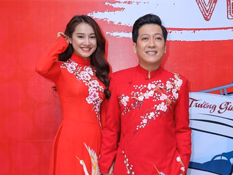 Trước đó Nam Em cũng từng khiến cộng đồng mạng dậy sóng khi lên tiếng "phanh phui" chuyện tình hơn 30 ngày của mình với Trường Giang. Người đẹp này cho biết Trường Giang đã chủ động tán tỉnh mình và vì những lời ngon ngọt cũng như cử chỉ quan tâm của nam danh hài này mà cô đã siêu lòng và yêu sâu đậm Trường Giang khi nào không hay.