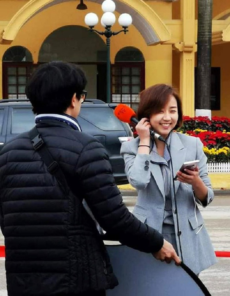 Động tác cầm điện thoại tra cứu, cầm mic và đứng trước máy quay tác nghiệp khiến cô nhận được rất nhiều hảo cảm từ cộng đồng mạng Việt Nam. Ảnh: FB