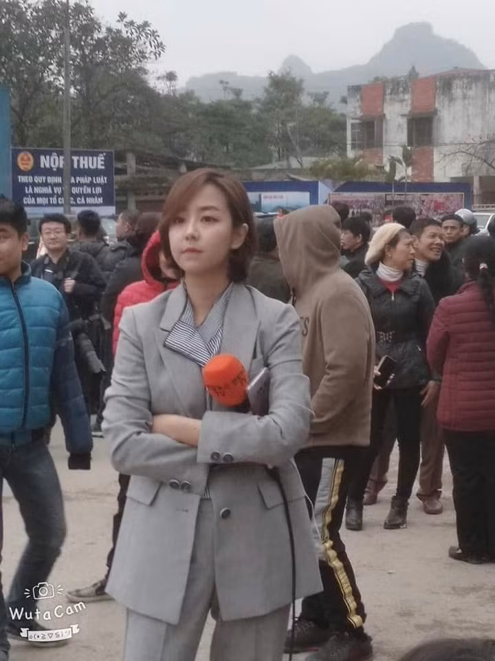 Góc nghiêng thần thánh, nụ cười tươi rạng rỡ và phong cách ăn mặc lịch thiệp đã khiến nữ phóng viên Hàn Quốc này trở nên rất cuốn hút. Ảnh: FB