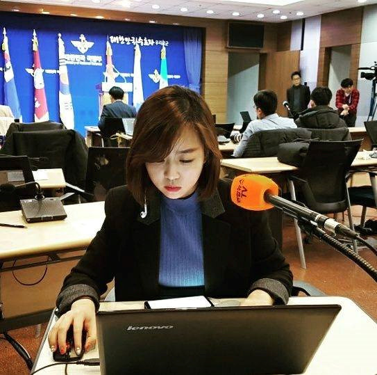 Được biết, cô gái này là HeeYun, phóng viên của hãng thông tấn Hàn Quốc Yonhap. Ảnh: FBNV