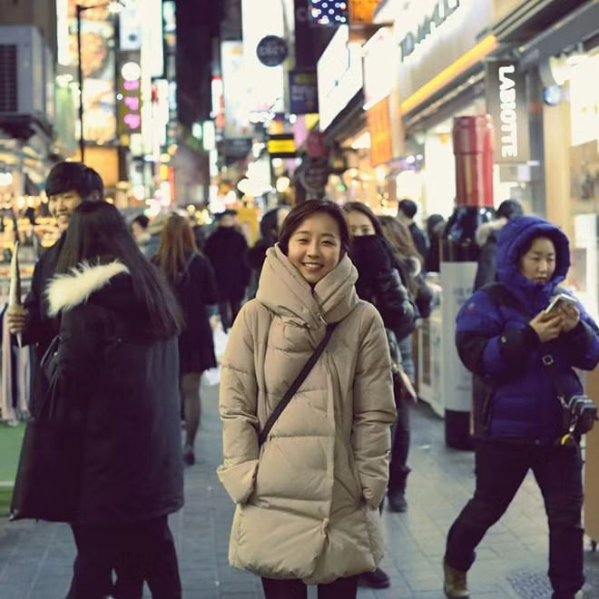 Nữ phóng viên HeeYun được nhiều người khen có nụ cười "tỏa nắng". "Xinh quá". "Cười lên nhìn dễ thương. Ảnh: FBNV