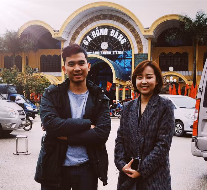 HeeYun chụp ảnh cùng nam phóng viên Việt Nam trước khi tác nghiệp tại Hội nghị thượng đỉnh Mỹ - Triều tại Việt Nam.