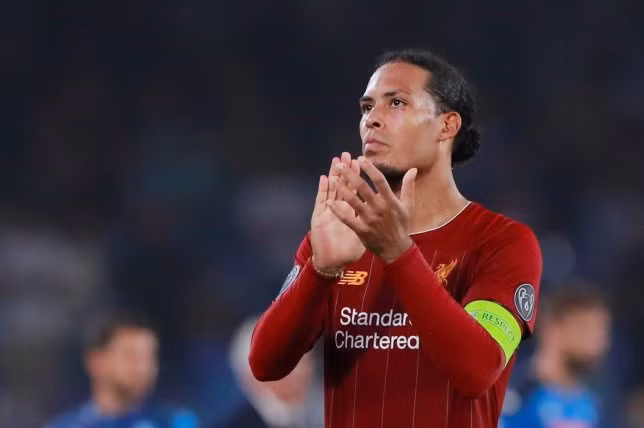 Trong những ngày qua, một số tờ báo Anh đã đăng tải Van Dijk đồng ý ký hợp đồng mới với Liverpool. Tuy nhiên, đích thân trung vệ người Hà Lan đã phủ nhận trên Sky Sports rằng: "Không có cuộc đàm phán nào cả và lúc này tôi đang chỉ tập trung vào thi đấu".