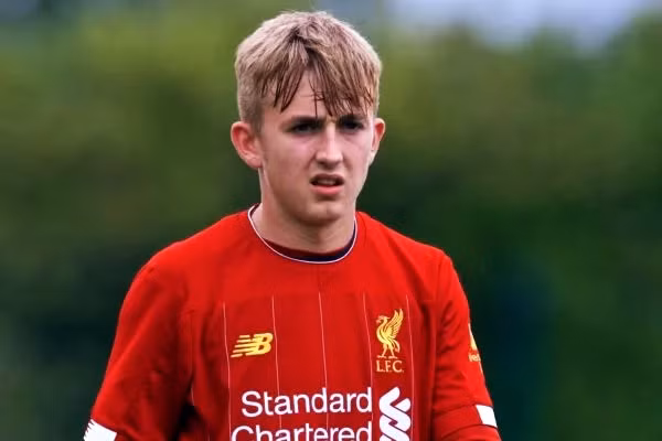  Chuyển nhượng cầu thủ từ Daily Mail, Liverpool chính thức xác nhận tài năng trẻ Jake Cain đã quyết định gia hạn hợp đồng với câu lạc bộ, đây cũng là bản hợp đồng chuyên nghiệp đầu tiên của tiền vệ 18 tuổi kể từ khi gia nhập học viện CLB thành phố Cảng.