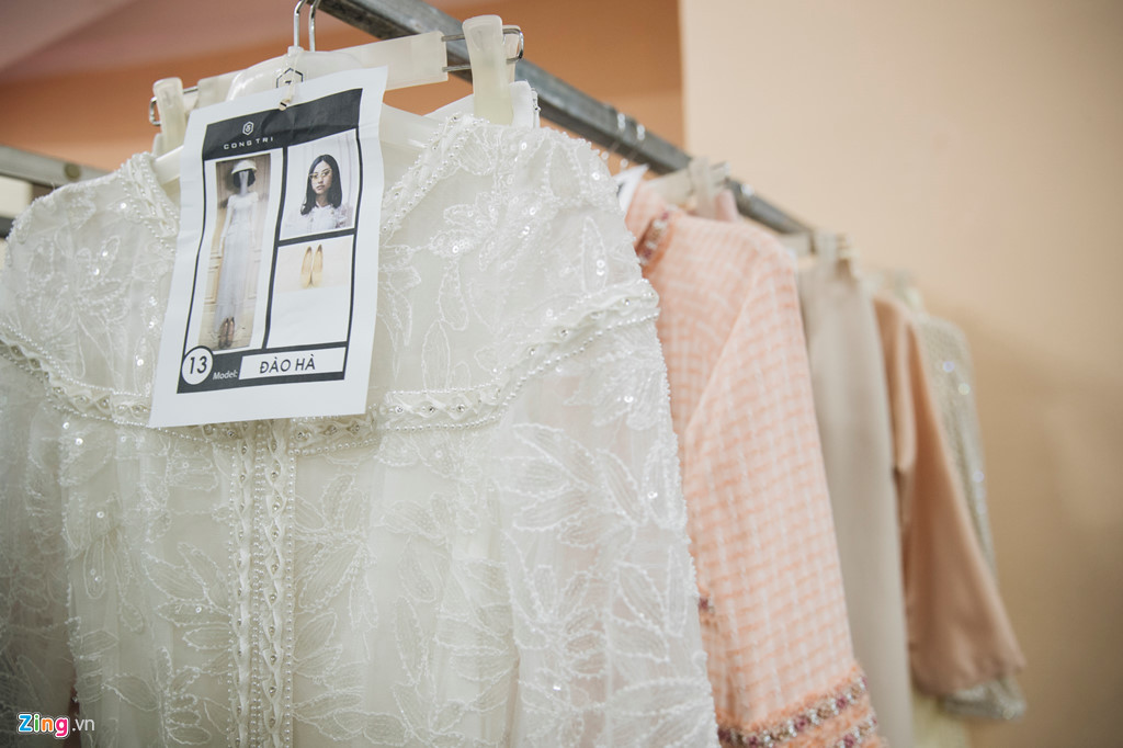 Cận cảnh mẫu áo dài dành cho người mẫu Đào Thị Hà, top 5 Hoa hậu Việt Nam 2016. "Chiếc áo dài truyền thống của Việt Nam quá đẹp. Nhưng không ai cấm chúng ta được quyền vui chơi và sáng tạo, để biến đổi vẻ đẹp ấy thành một vẻ đẹp khác, hiện đại và dễ sử dụng hơn", nhà thiết kế Công Trí chia sẻ.