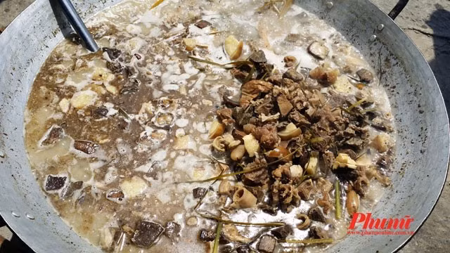 Thắng cố: Đây là món ăn đặc trưng của miền núi phía bắc Việt Nam. Hình ảnh những chảo thắng cố nghi ngút bên bếp lửa hồng trong sớm lạnh vùng cao đã trở nên quen thuộc với các du khách. Trước đây, thắng cố được làm từ thịt ngựa, giờ có thể sử dụng bò hoặc lợn. Thịt và và nội tạng được xắt nhỏ, cho vào chảo lớn xào lăn, rồi thêm nước và gia vị, ninh nhừ. Thưởng thức một bát thắng cố với rượu ngô vào mùa đông được xem là trải nghiệm thú vị. Tuy nhiên, món đặc sản Việt này có mùi không dễ chịu gì, khiến nhiều du khách không nuốt nổi. Ảnh: Phunuonline.