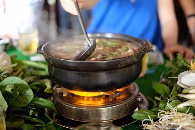 Ngoài ra, đây còn là nguyên liệu chính để làm món lẩu mắm hấp dẫn. Món lẩu này thu hút thực khách bởi hương vị độc đáo, thơm ngon, nhưng bạn hầu như sẽ chỉ tìm thấy lẩu mắm ở cá quán bình dân. Phần lớn các nhà hàng sang trọng hay thường xuyên phục vụ khách Tây đều không đưa món ăn này vào thực đơn vì mùi mắm thường khá nồng và đậm, không phải ai cũng chịu được. Ảnh: Minh Hằng.