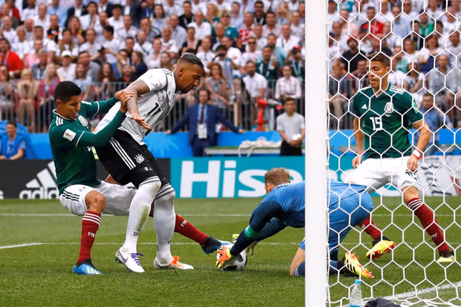 Hàng công loay hoay tiếp cận khung thành của các cầu thủ Mexico chưa xong thì hàng thủ của ĐT Đức lại tỏ ra vô cùng lóng ngóng. Dù có lợi thế về mặt thể hình cao tới 1m92 nhưng cặp trung vệ Boateng và Hummels lại tỏ ra chậm chạp trước những pha nước rút thần tốc của các cầu thủ bên phía Mexico. Trong khi đó, tử huyệt của ĐT Đức lại lộ ra khi hậu vệ cánh Kimmich lại dâng cao quá nhiều khiến hành lang phải bị lộ sườn để các cầu thủ áo xanh vô tư khoét vào một cách thoải mái.