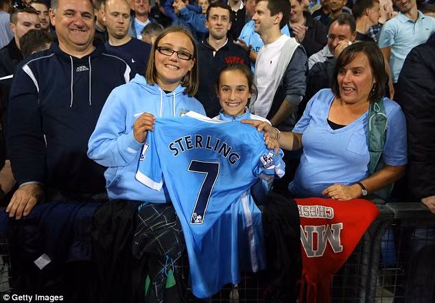 Họ cảm thấy rất hạnh phúc khi nhận được món quà từ ngôi sao đắt giá nhất lịch sử CLB Man City.