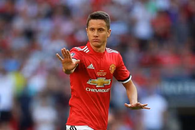 Tin từ The Times (Anh) xác nhận, LV Jose Mourinho luôn đánh giá cao tinh thần chiến đấu của Herrera, bởi vậy ông muốn ban lãnh đạo đội bóng giữ bằng được cầu thủ này. Được biết, Man United sẽ gia hạn thêm 3 năm với ngôi sao 29 tuổi.