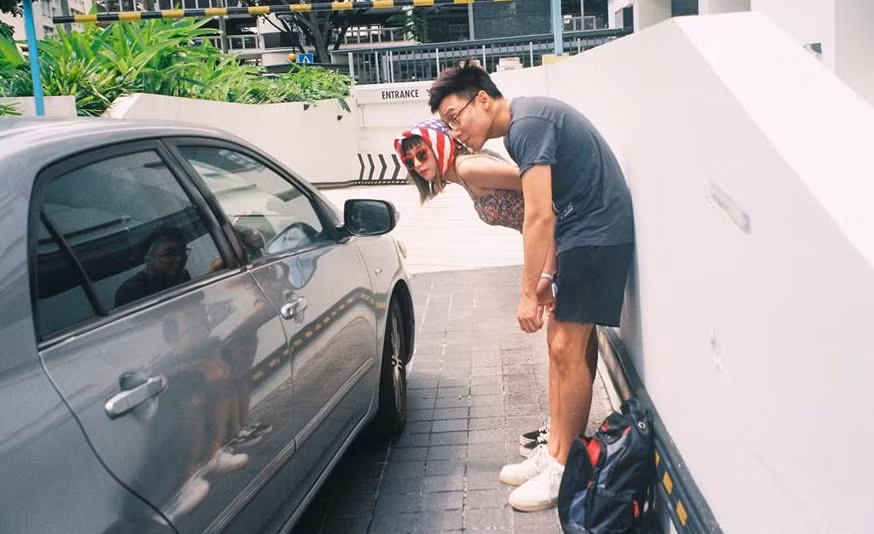 Dòng trạng thái của Salim nhanh chóng nhận được sự quan tâm từ mọi người. Đa phần ý kiến bày tỏ sự ngạc nhiên và cho rằng cô nàng đã tìm được tình yêu mới và rất tò mò về thân thế của anh chàng may mắn kia. Bởi như đã biết, hot girl Hà thành là một người khá kín tiếng trong chuyện tình cảm. Hiếm khi cô nàng khoe ảnh chụp chung cùng bạn khác giới còn kèm theo lời thân mật như vậy.