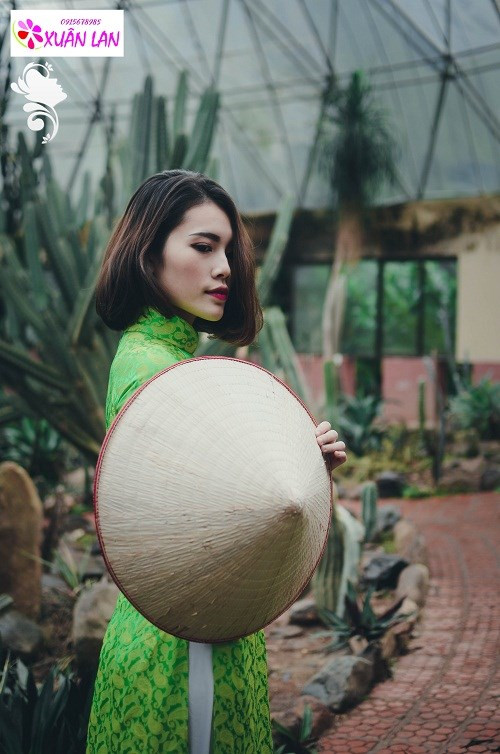 Trong tà áo dài màu xanh cốm, Ngô Diệu Linh trở nên vô cùng cuốn hút bởi sự dịu dàng và e ấp của mình.