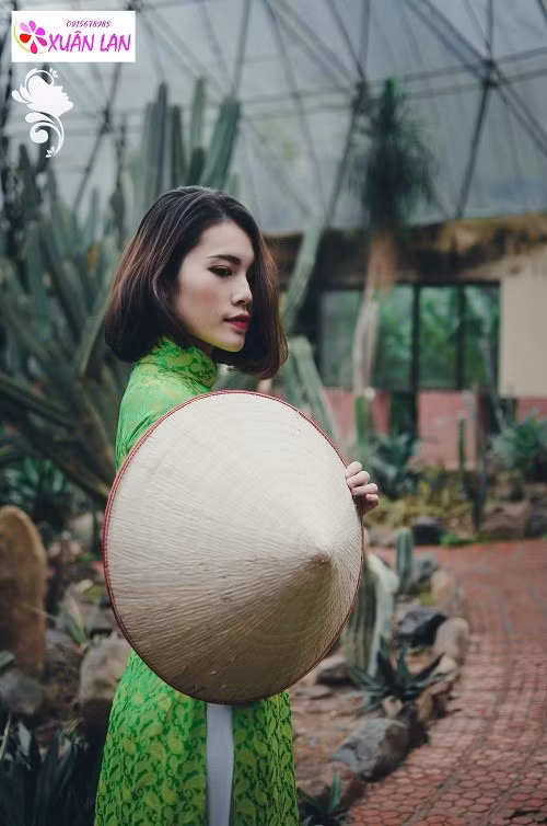 Trong tà áo dài màu xanh cốm, Ngô Diệu Linh trở nên vô cùng cuốn hút bởi sự dịu dàng và e ấp của mình.