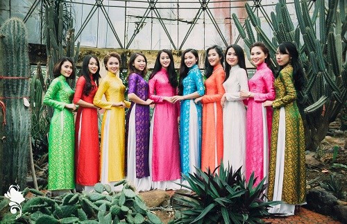 Mới đây, Top 10 ứng viên trong cuộc thi Press Beauty 2016 vừa "trình làng" những bức ảnh trong bộ Quốc phục áo dài hết sức ấn tượng. Vớivóc dáng chuẩn của mình, 10 mỹ nữ trường báo khiến nhiều cư dân mạng, các sinh viên, bạn trẻ nhiều nơi mê mẩn ngắm nhìn.