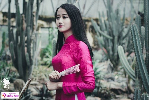 Sở hữu chiều cao đáng nể, Phạm Thúy Nga đã chọn cho mình Quốc phục truyền thống màu hồng và nó trở nên càng nổi bật hơn khi kết hợp với làn da trắng của cô gái xinh đẹp khoa Truyền thông quốc tế K34A1 này.