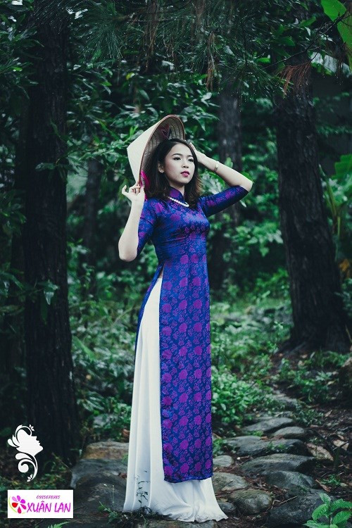 Chọn riêng cho mình chiếc áo dài màu xanh tím, Nguyễn Phương Linh (Xã hội học K34) đã tạo được một nét đặc biệt cho chính mình.