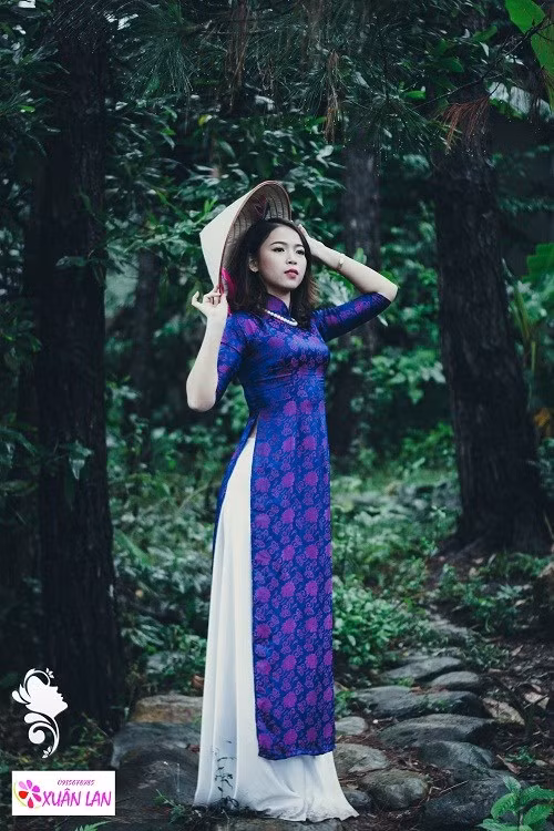 Chọn riêng cho mình chiếc áo dài màu xanh tím, Nguyễn Phương Linh (Xã hội học K34) đã tạo được một nét đặc biệt cho chính mình.