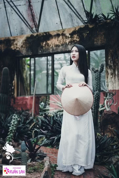 Không cầu kì, không thích màu mè thích màu mè, Trịnh Ngọc Linh đã chọn cho mình chiếc áo dài trắng duyên dáng và nhẹ nhàng bởi cô yêu sự trong trắng và tinh khôi.