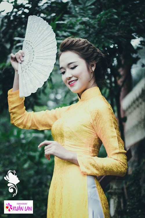 Hoàng Thị Minh Tâm sở hữu nụ cười tươi tắn cùng sắc vàng của tà áo dài càng làm nổi bật vẻ xinh đẹp của cô gái.