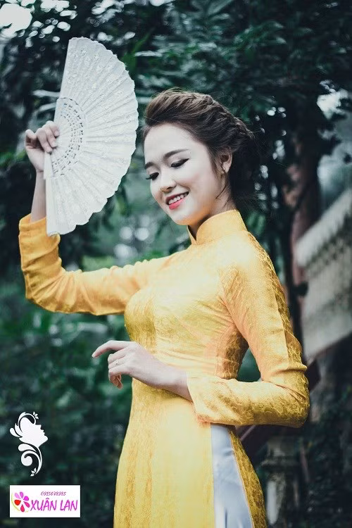 Hoàng Thị Minh Tâm sở hữu nụ cười tươi tắn cùng sắc vàng của tà áo dài càng làm nổi bật vẻ xinh đẹp của cô gái.