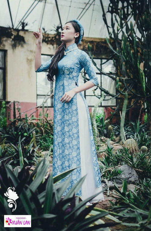 Vũ Nguyễn Bích Ngọc hiện là sinh viên Quản lý Văn hóa tư tưởng K32A1 đã khéo léo chọn cho mình tà áo dài màu xanh để hợp với tên của mình. Bên cạnh đó cô nàng cũng chọn cách vấn tóc theo phong cách các "mợ" ngày xưa cũng khiến vẻ đẹp của người đẹp trường báo chí này được tôn lên rất nhiều.