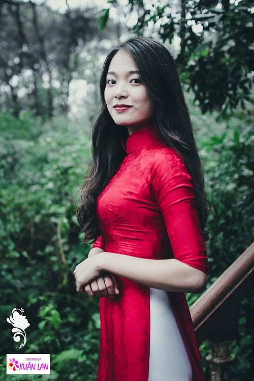 Lê Lan Hương gây ấn tượng bởi nụ cười duyên và chiếc áo dài đỏ. Cô gái đến từ khoa Thông tin đối ngoại K34 được biết đến là một nữ sinh đa tài khi là thành viên của đội Lễ tân, đội Kịch của đội Văn nghệ xung kích của Học viện báo chí và Tuyên truyền.