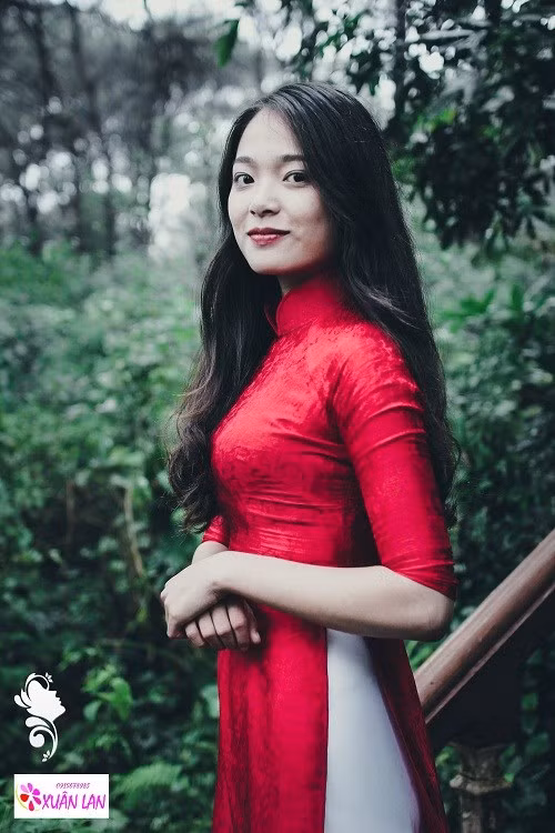 Lê Lan Hương gây ấn tượng bởi nụ cười duyên và chiếc áo dài đỏ. Cô gái đến từ khoa Thông tin đối ngoại K34 được biết đến là một nữ sinh đa tài khi là thành viên của đội Lễ tân, đội Kịch của đội Văn nghệ xung kích của Học viện báo chí và Tuyên truyền.