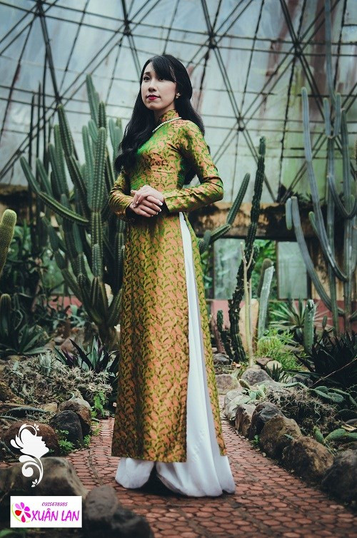 Nguyễn Thanh Mai là cô gái nhỏ tuổi nhất trong top 10 ứng viên của cuộc thi sắc đẹp trường báo. Cô gái này cũng chọn cho mình tà áo dài có màu vàng ngả xanh hết sức hiện đại.