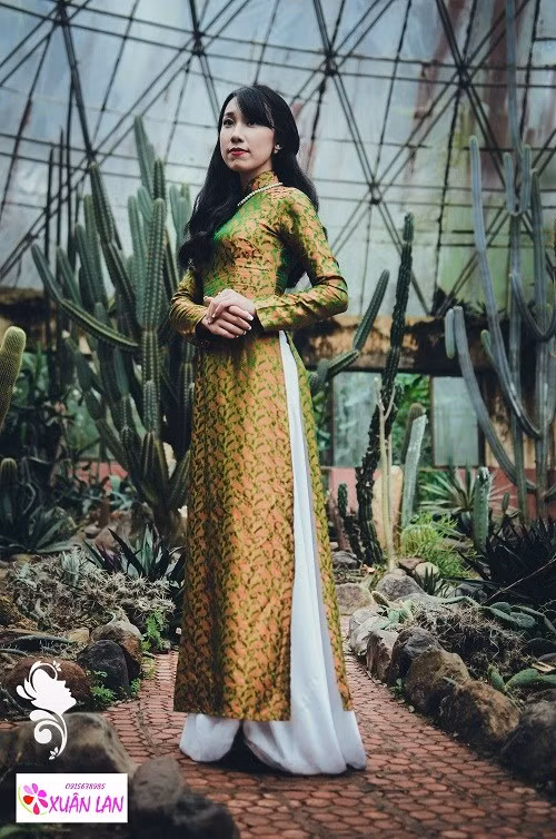 Nguyễn Thanh Mai là cô gái nhỏ tuổi nhất trong top 10 ứng viên của cuộc thi sắc đẹp trường báo. Cô gái này cũng chọn cho mình tà áo dài có màu vàng ngả xanh hết sức hiện đại.