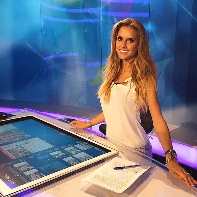 Michela Persico là một trong những nữ MC trẻ nổi tiếng của giới truyền thông Italia. Vừa qua cô nàng này được chú ý khi công khai hẹn hò với hậu vệ ngôi sao của CLB Juventus là Daniele Rugani.