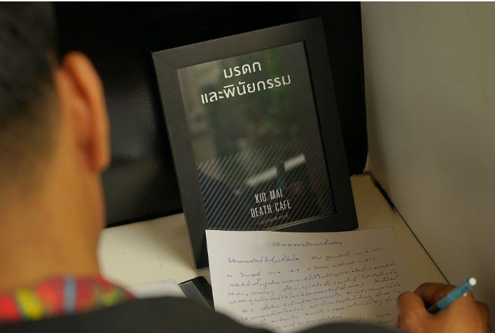 Các nhân viên quán cà phê tang lễ còn chuẩn bị bút và giấy để khách hàng có thể viết lên những tâm nguyện của mình.