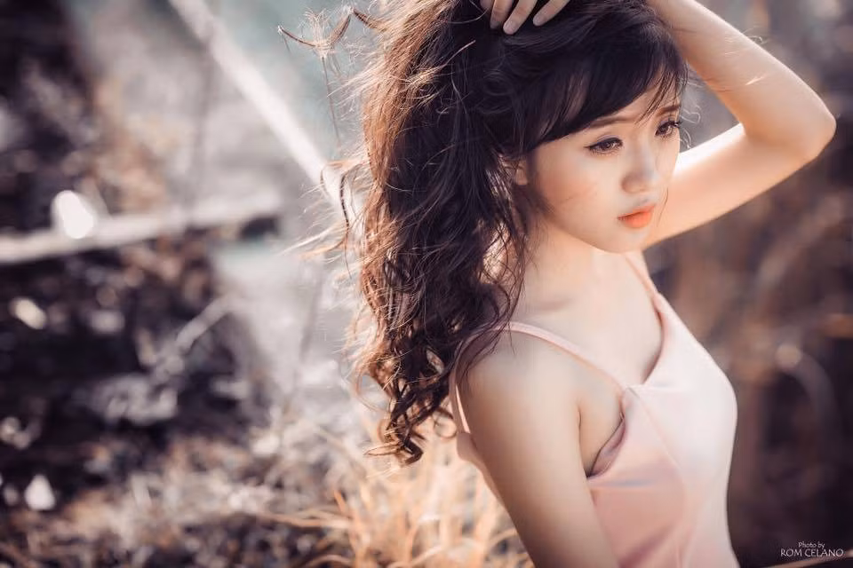 Nguyễn Ngọc Ý Như sinh năm 1996 tại Hà Nội nhưng cô đã theo gia đình chuyển vào Nha Trang và theo học chuyên ngành Nghệ thuật múa ballet, trường Đại học Khánh Hòa.