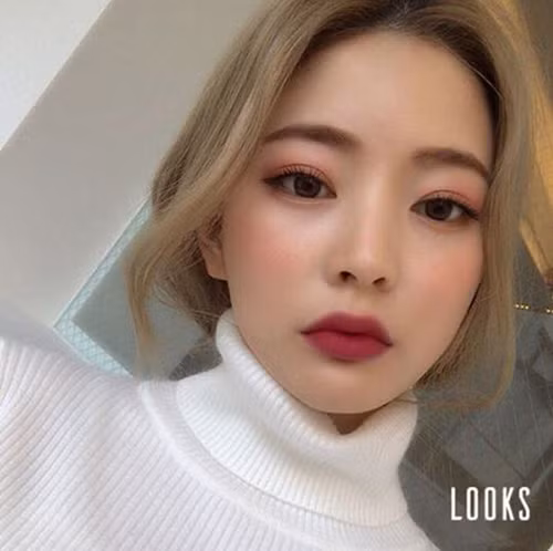 Lim Bora thường xuyên chọn cách trang điểm tự nhiên nhẹ nhàng với làn da căng mướt, trắng hồng cùng những màu son tươi sáng.