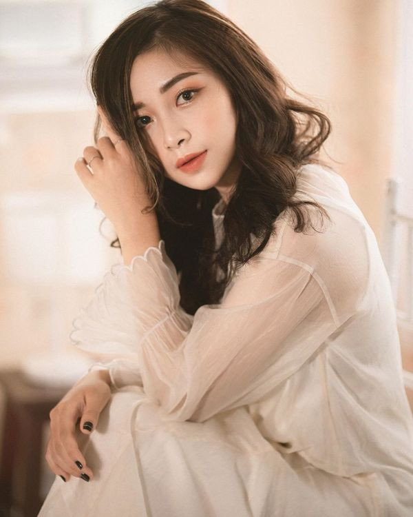 Nhật Linh từng được nhiều người biết tới với bức ảnh cô giáo mầm non thực tập nổi tiếng xứ Nghệ bởi nét đẹp dịu dàng, thu hút.