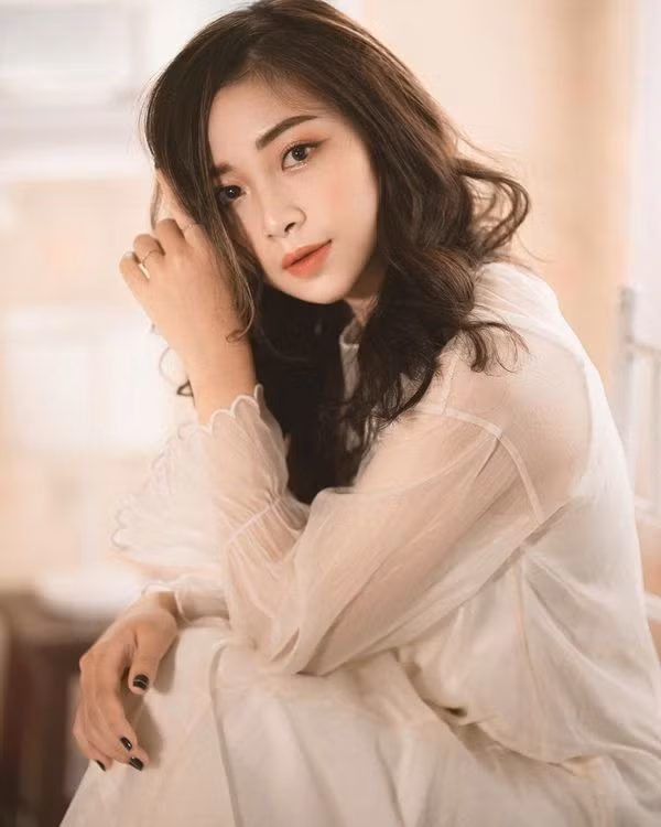 Nhật Linh từng được nhiều người biết tới với bức ảnh cô giáo mầm non thực tập nổi tiếng xứ Nghệ bởi nét đẹp dịu dàng, thu hút.